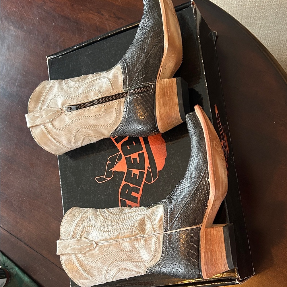 Freebird women’s 8 Warwick Olive python multi. New in box